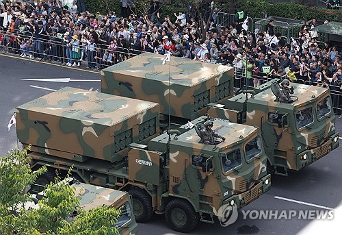 건군 제76주년 국군의 날 시가행진이 열린 1일 다련장포인 천무가 서울 중구 세종대로 위를 지나고 있다. [연합뉴스]